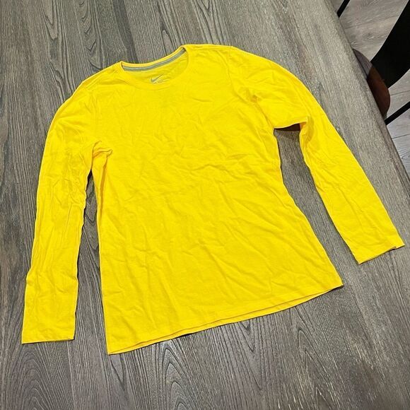 NWOT Nike Mens T-Shirt Slim Fit Long Sleeve Crewneck Pullover Cotton Yellow XL - Picture 1 of 4